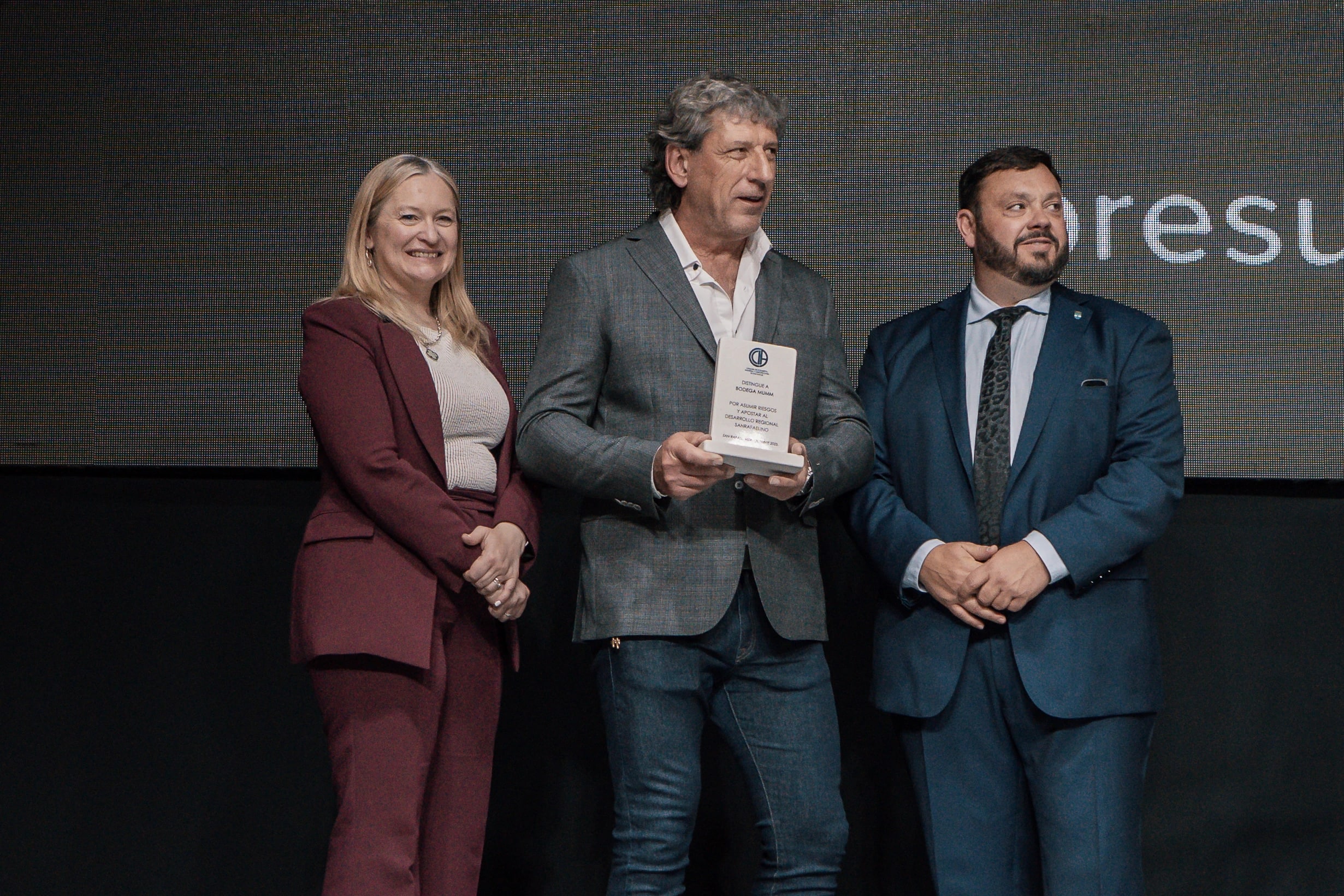 Entrega de reconocimiento a Bodegas Mumm