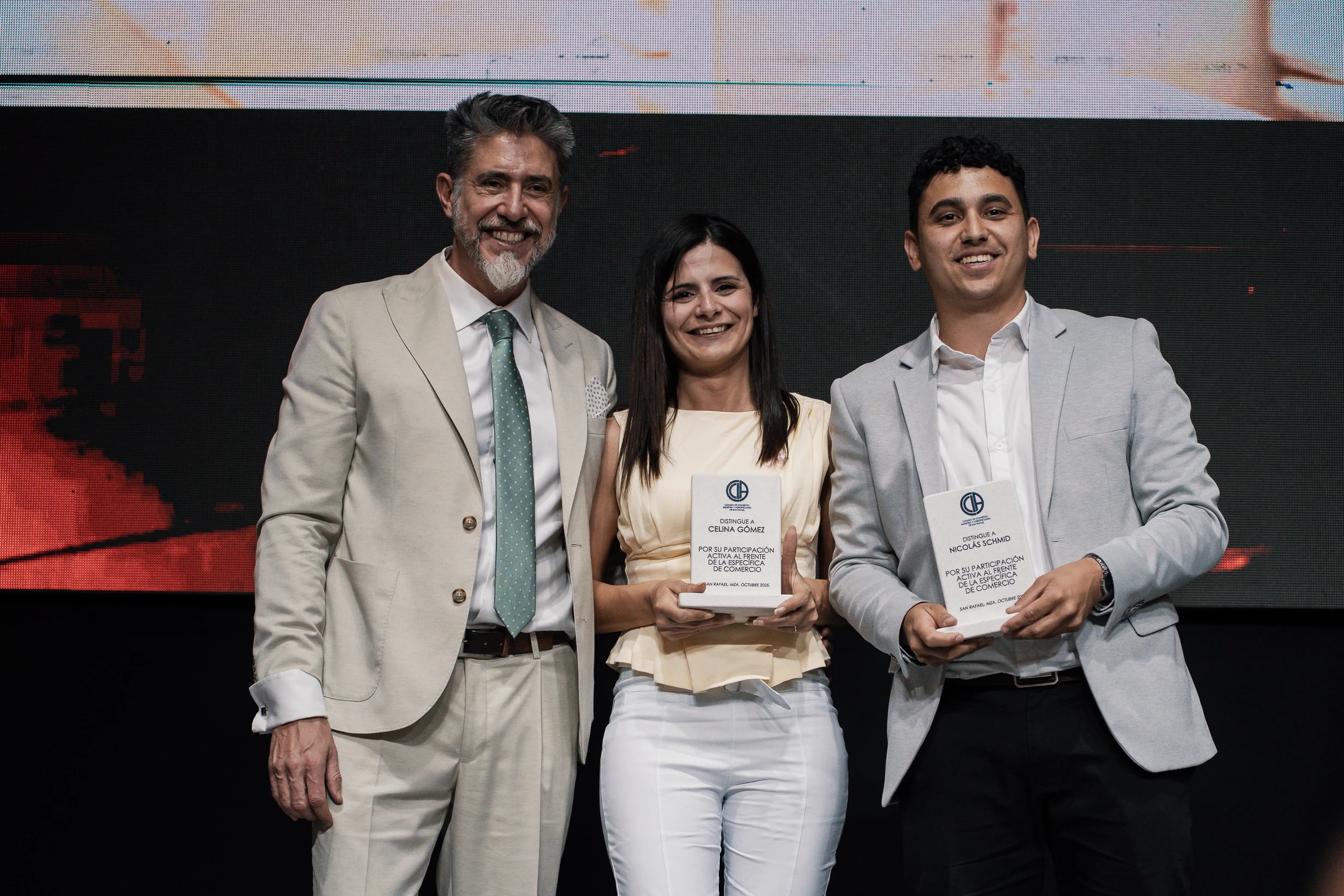 Entrega de reconocimiento a Nicolás Schmid y Celina Gómez