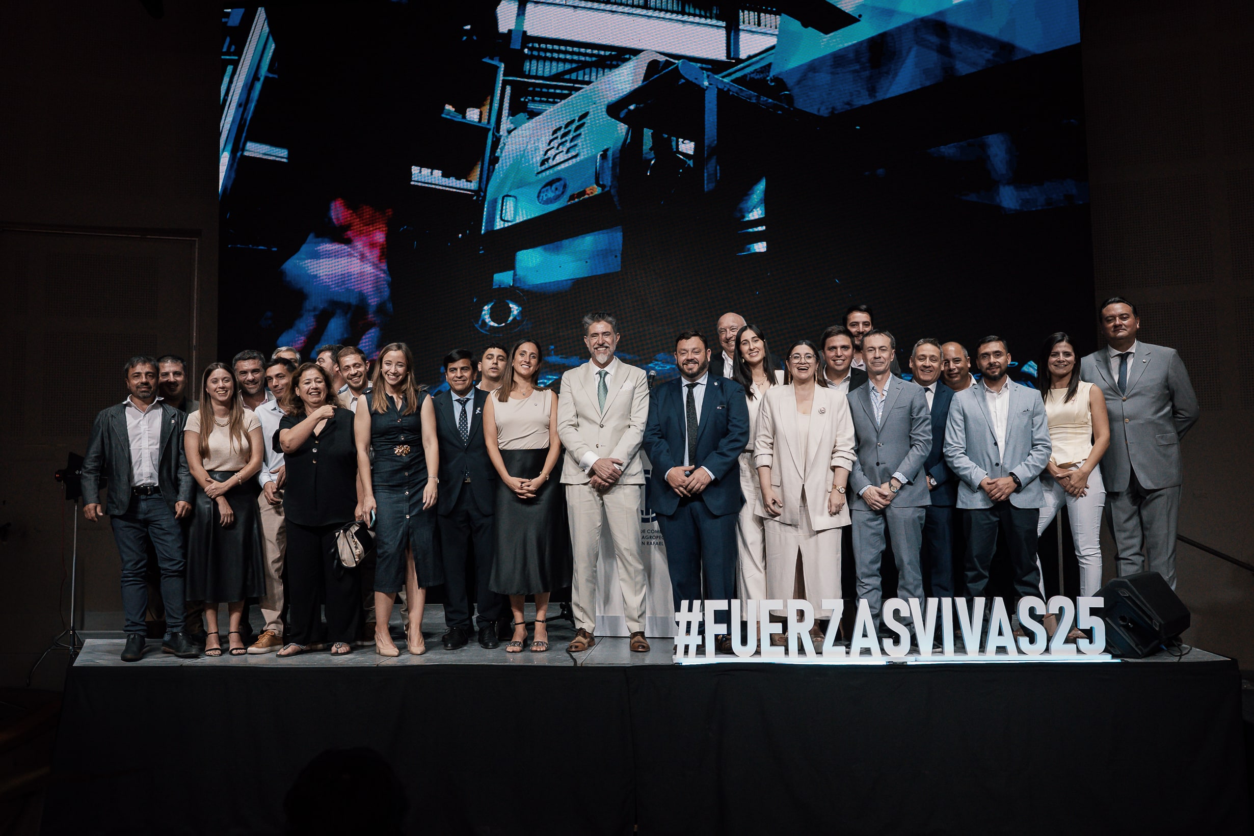 Foto grupal en el escenario del Almuerzo de las Fuerzas Vivas 2025